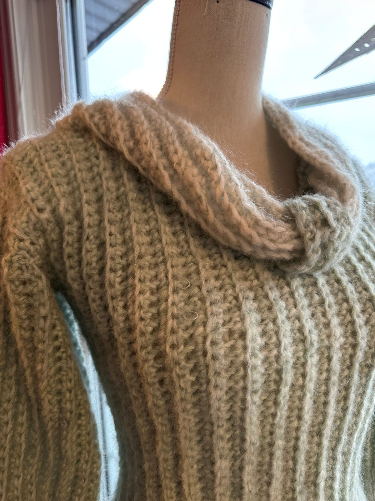Mint Breeze – Heklet kjole i Drops Air & Kid Silk Heklerier