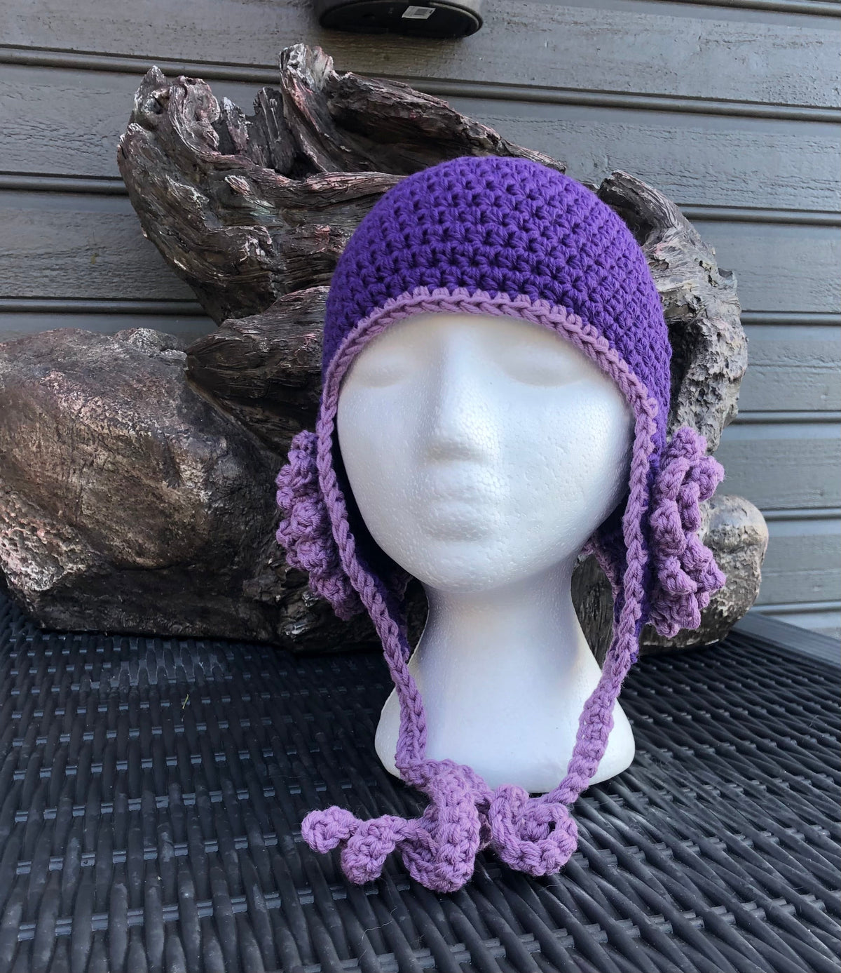 Hjelm lue med blomst Heklerier