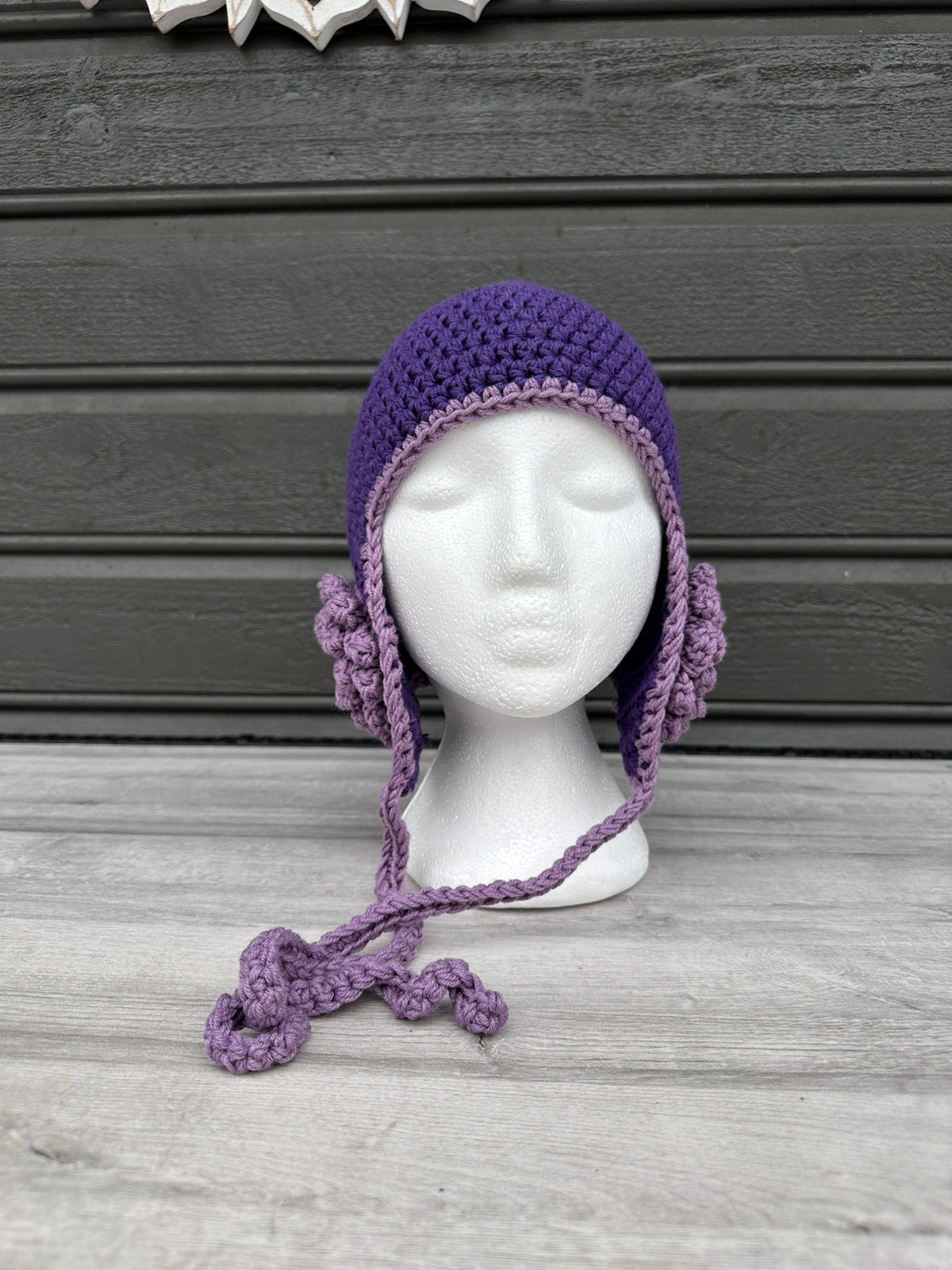 Hjelm lue med blomst Heklerier