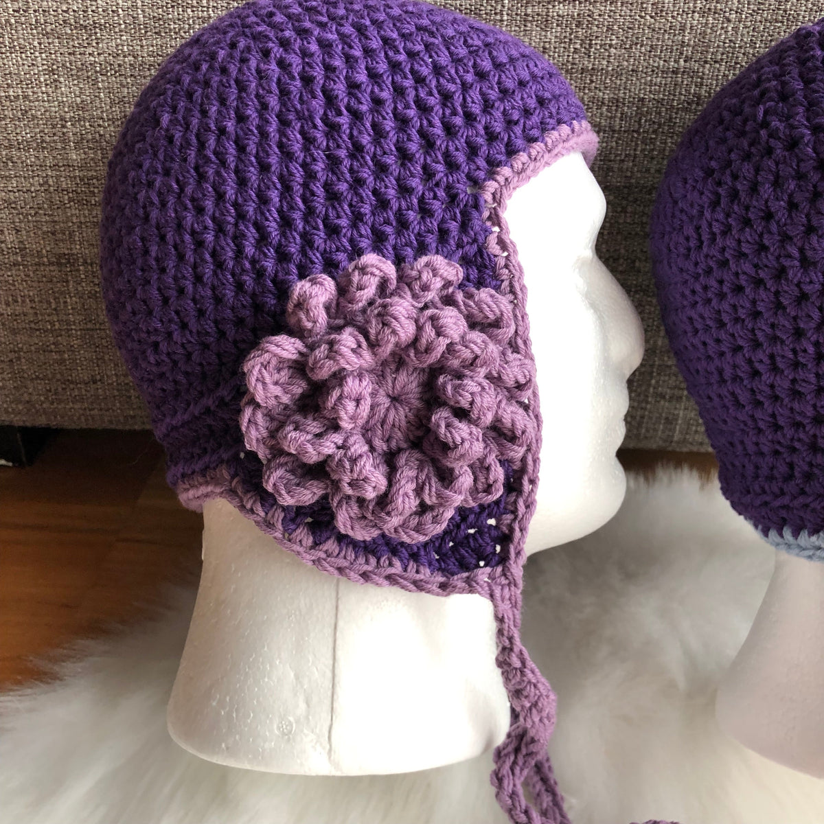 Hjelm lue med blomst Heklerier