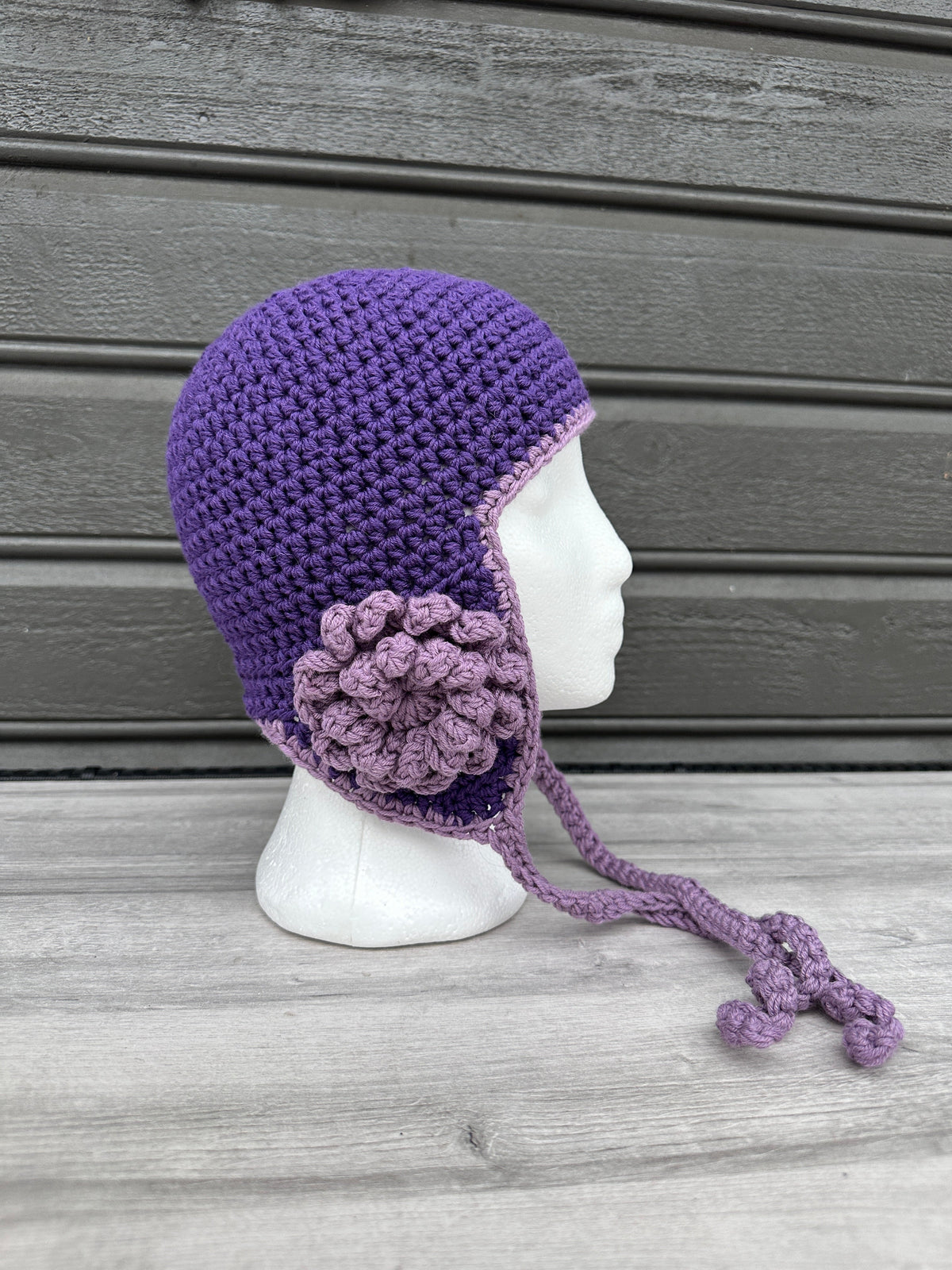 Hjelm lue med blomst Heklerier