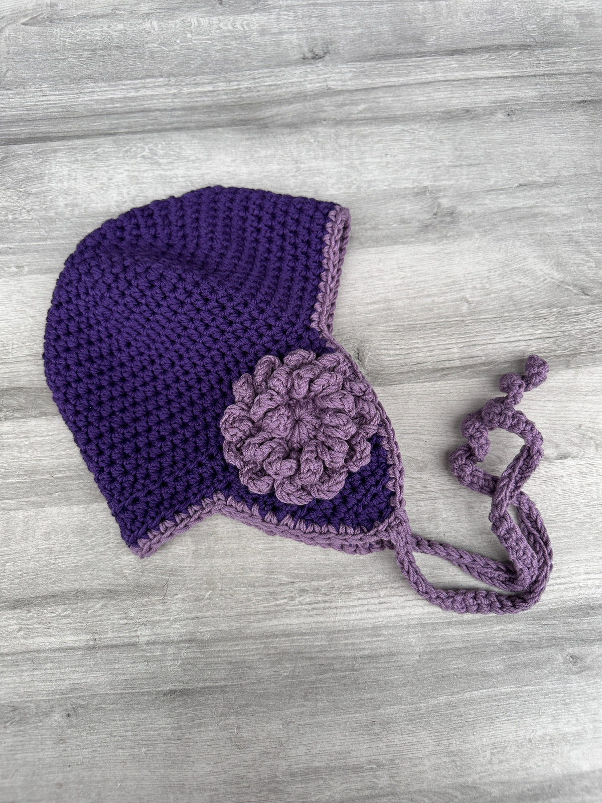 Hjelm lue med blomst Heklerier