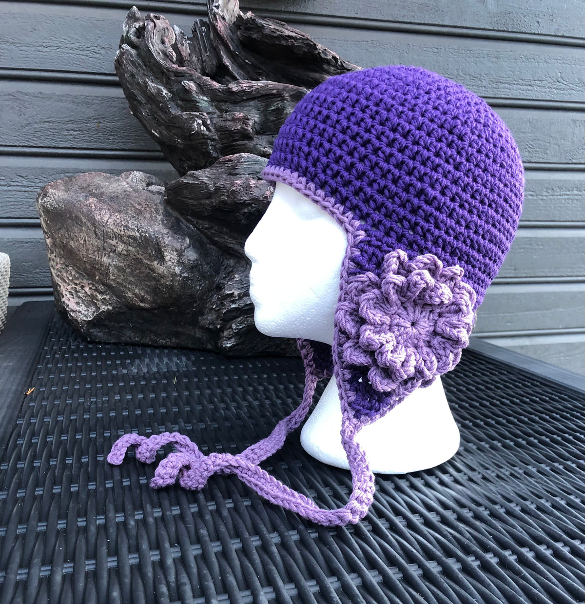 Hjelm lue med blomst Heklerier