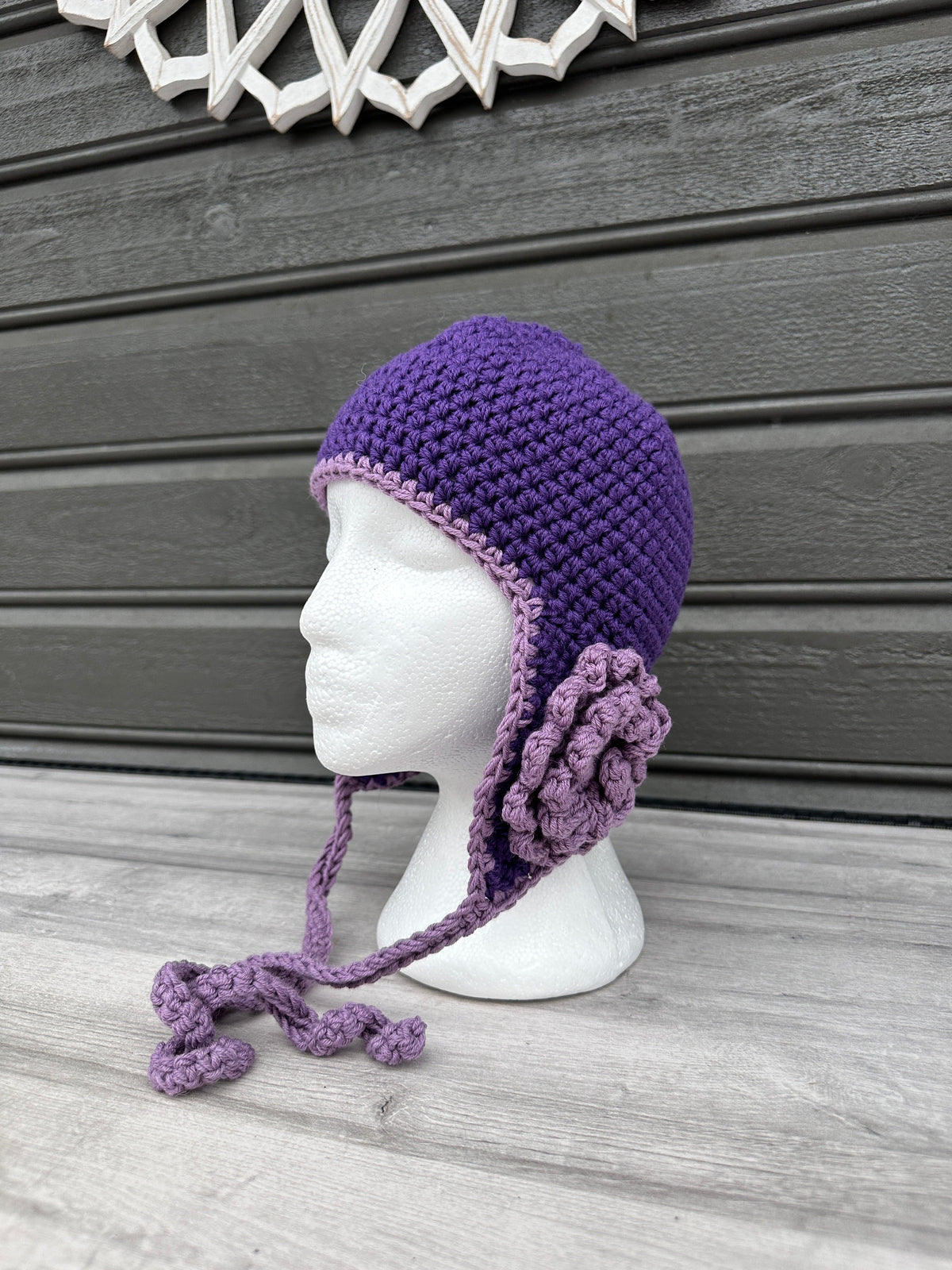 Hjelm lue med blomst Heklerier