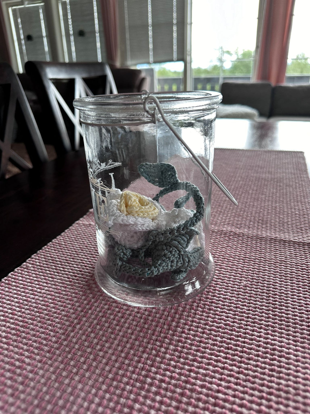 Heklet gule roser i glasskrukke Heklerier