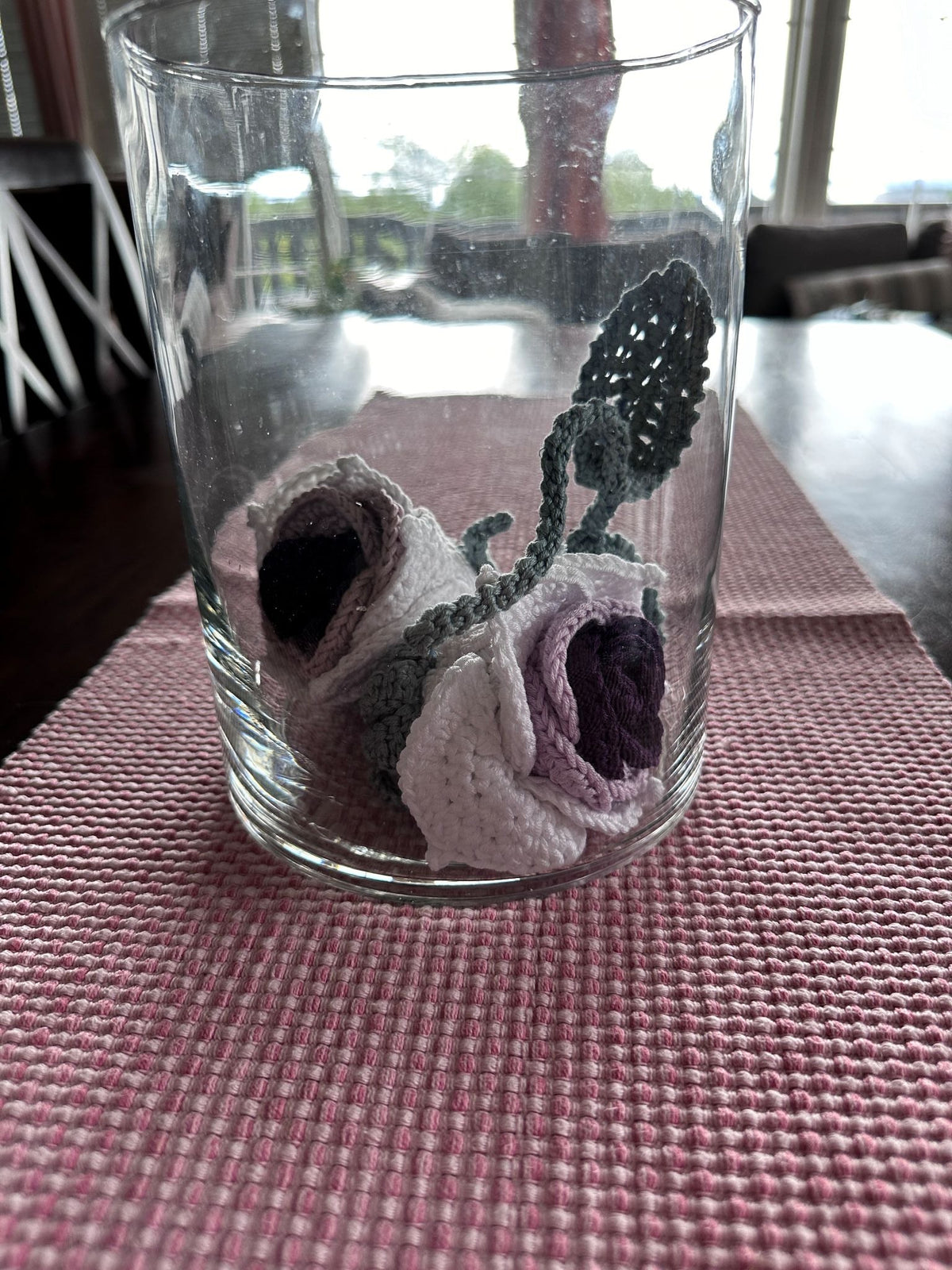 Heklet roser i glassvase Heklerier