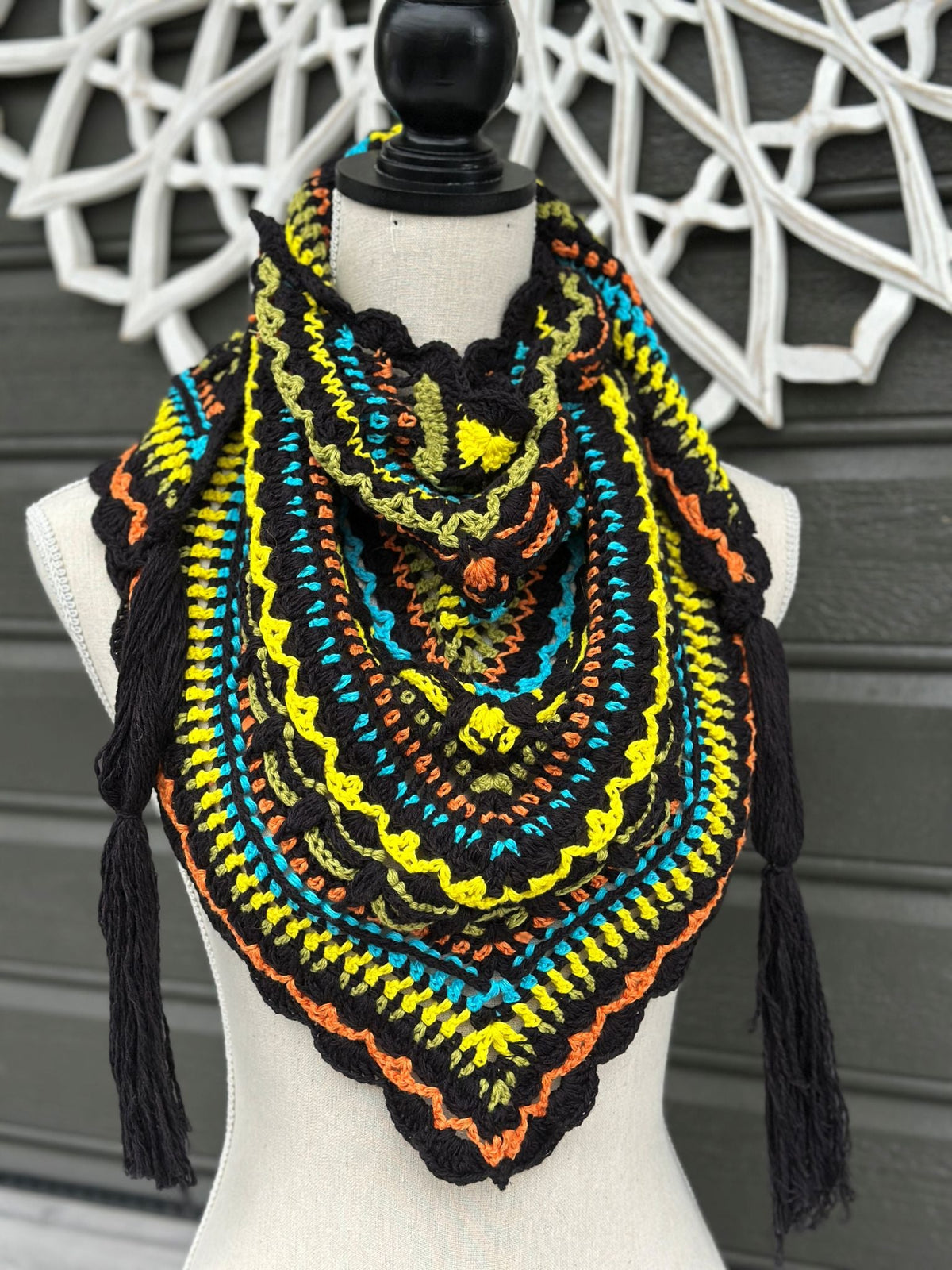 Inka Flame – Heklet statement-sjal i klare farger Heklerier