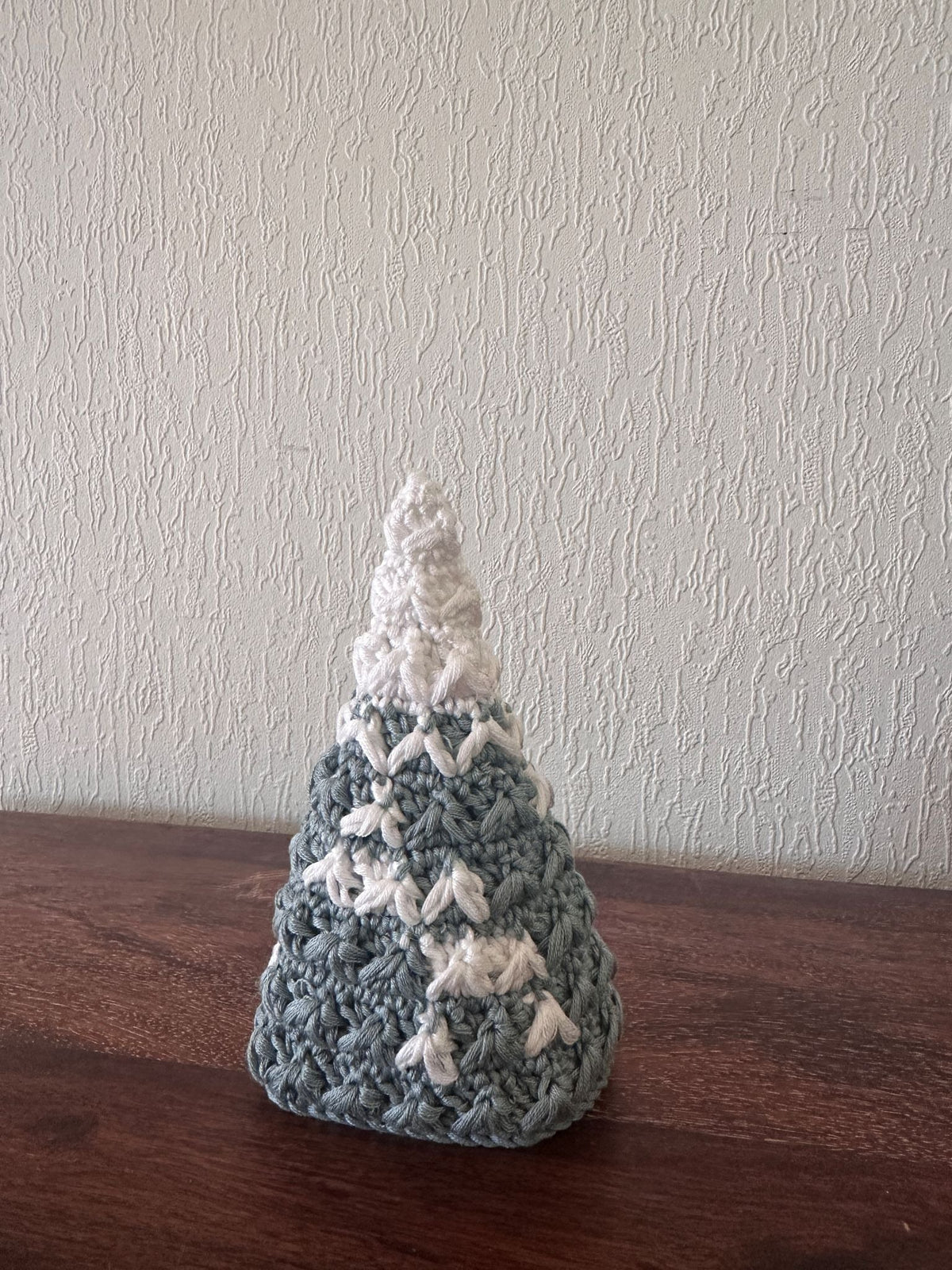 Juletrær med snø Heklerier