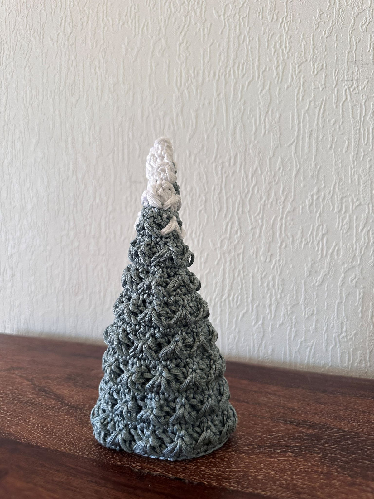 Juletrær med snø Heklerier