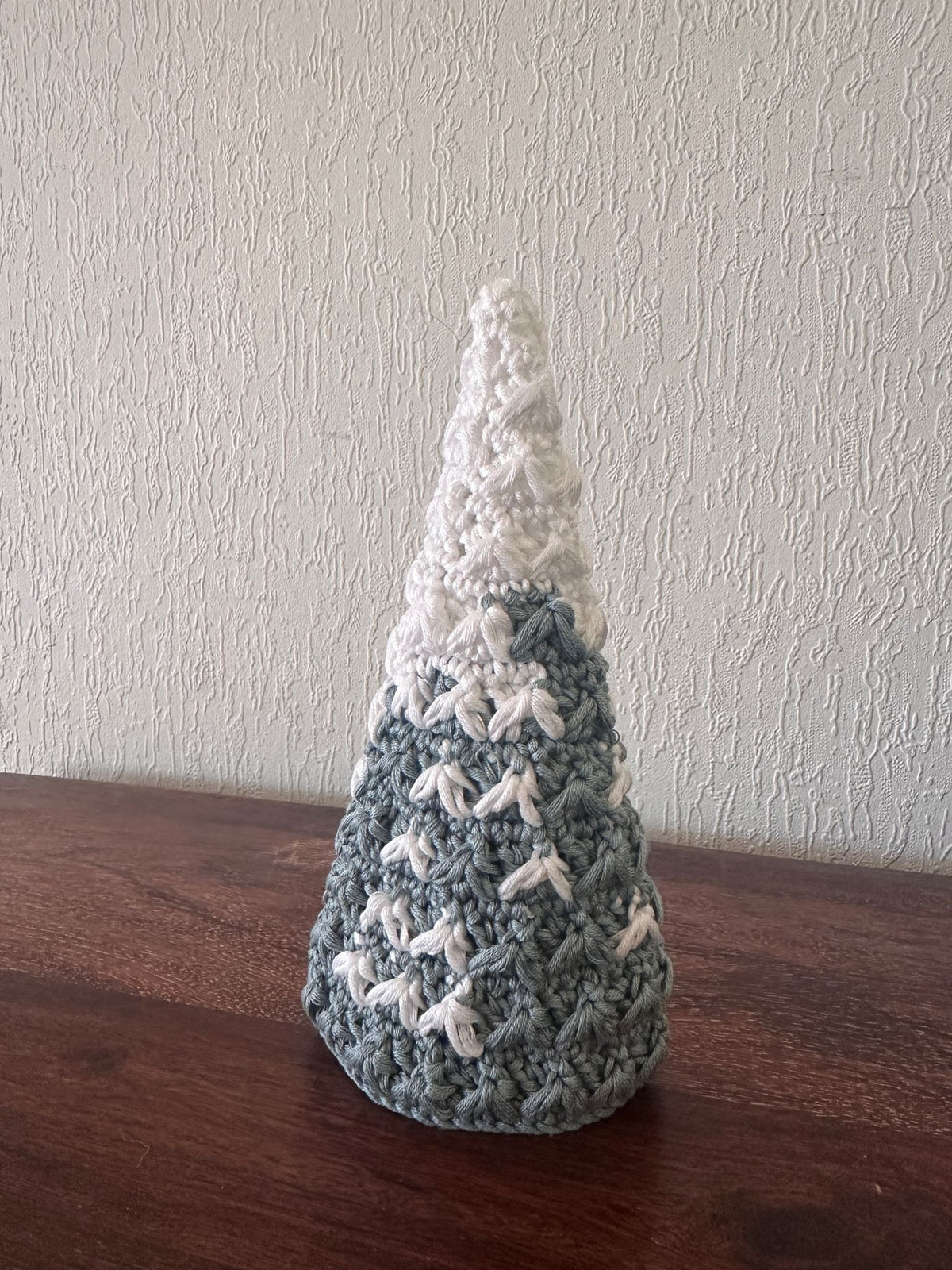 Juletrær med snø Heklerier