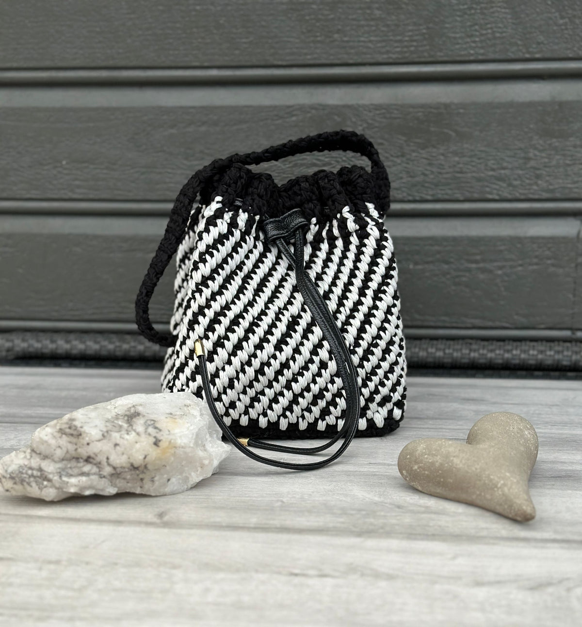 Nordic Contrast - liten heklet veske