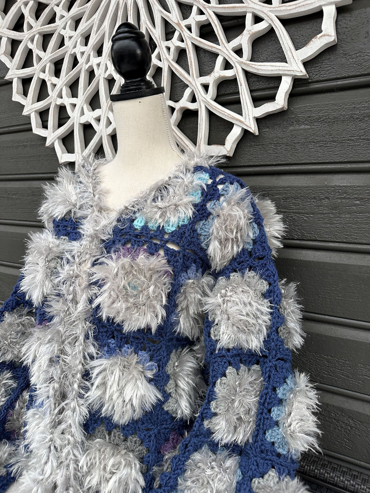 Arctic Boho Jakke – Heklet pelsjakke i bestemorruter Heklerier