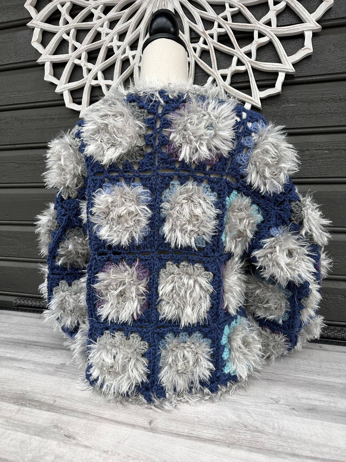 Arctic Boho Jakke – Heklet pelsjakke i bestemorruter Heklerier