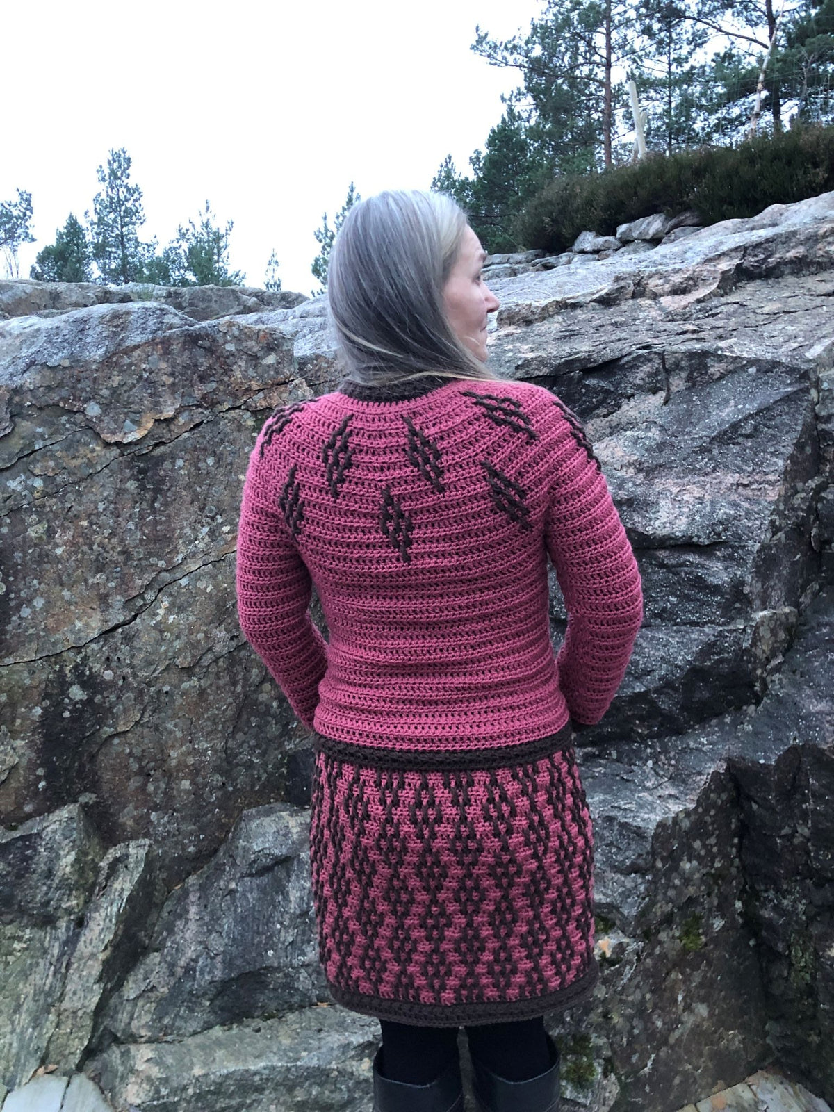 Relieff Elegance – Heklet genser & skjørt i Karisma Heklerier