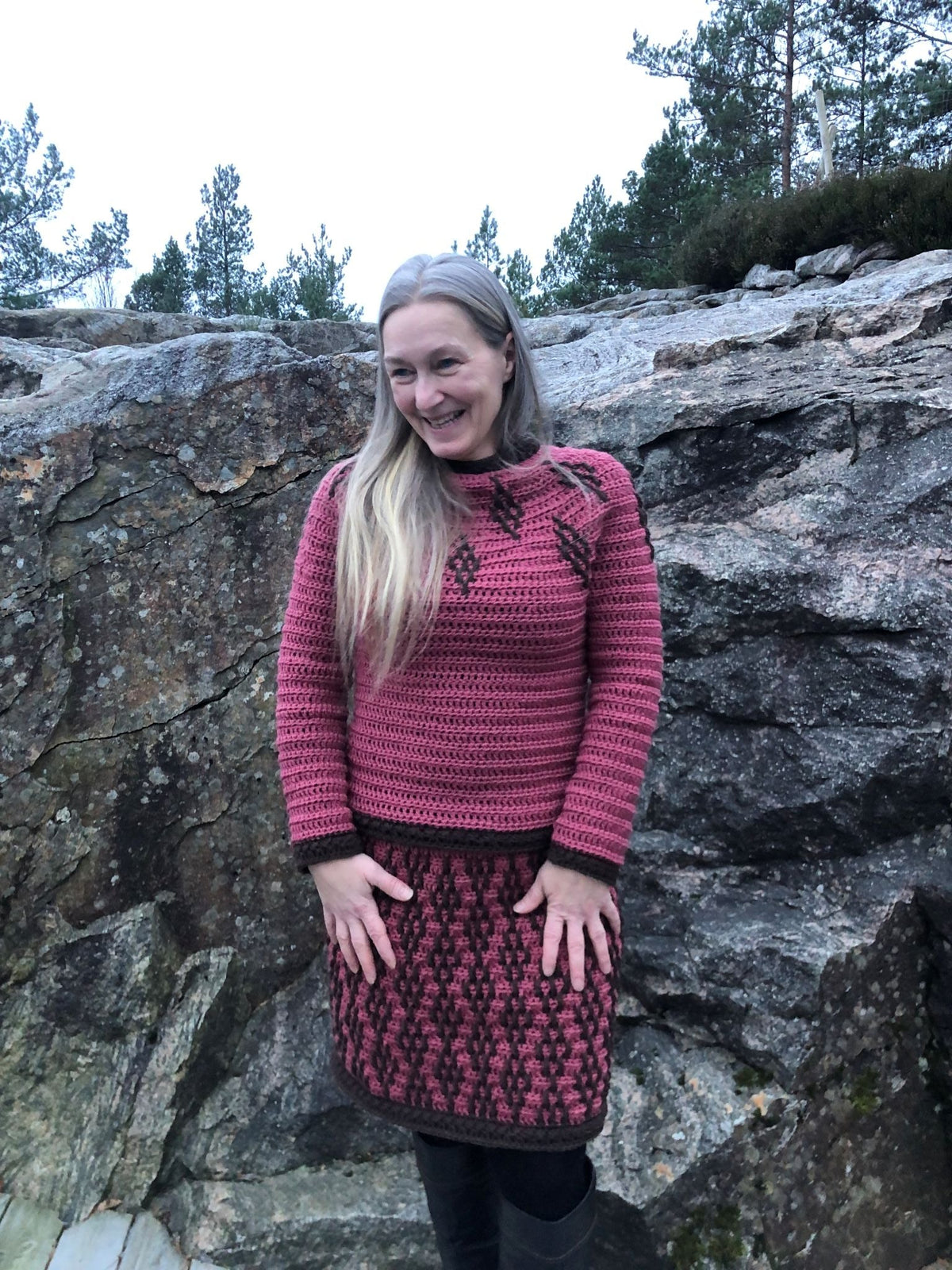 Relieff Elegance – Heklet genser & skjørt i Karisma Heklerier