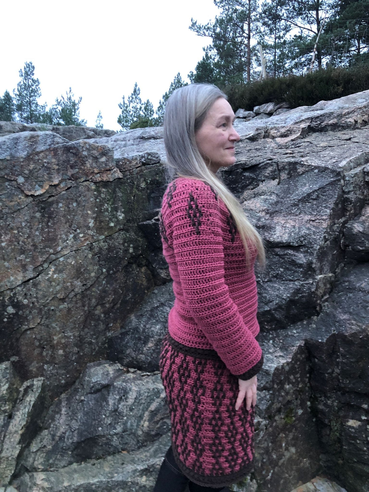 Relieff Elegance – Heklet genser & skjørt i Karisma Heklerier